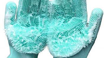 Sarung tangan dengan sulur dapat membersihkan segala sesuatu mulai dari piring hingga mobil. Foto: Brightside