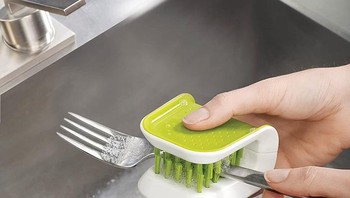 Pembersih garpu yang bekerja lebih baik dan lebih cepat daripada spons. Foto: Brightside