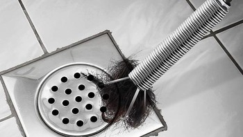Tidak ada lagi rambut rontok yang tersangkut di saluran pembuangan kamar mandi. Foto: Brightside