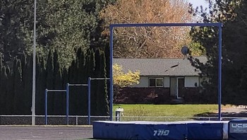 Seseorang menemukan portal lompat galah. Foto: Brightside