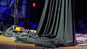 Penyanyi Colin Hay terlihat seperti memakai rok, padahal itu meja. Foto: Brightside