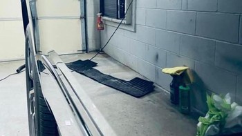 Keren! ini pintu mobil lho dengan bodi mengkilat sehingga membuat mobil seperti cermin dan tidak terlihat. Foto: Brightside