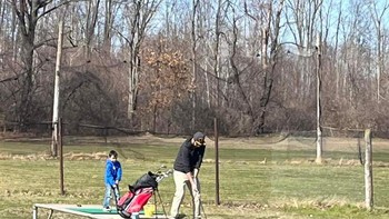 Seperti manusia mini saat bermain golf di atas meja, padahal bukan. Foto: Brightside