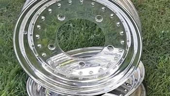 Velg roda ini tidak transparan, tapi kinclong sampai memantul. Foto: Brightside