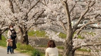 Tampak seperti melayang, padahal wanita ini hanya duduk di tikar dan bayangan tersebtu adalah tutup lubang got. Foto: Brightside