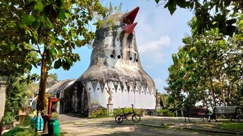 Ada sebuah bangunan ikonik di Magelang, Jawa Tengah yang sering bikin salah paham. Bangunan itu disebut Gereja Ayam. Foto: Dwi Ari Setyadi for detikcom