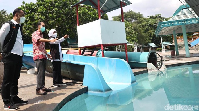 Gubernur Jatim Khofifah Indar Parawansa tinjau lokasi perosotan Kenpark ambrol