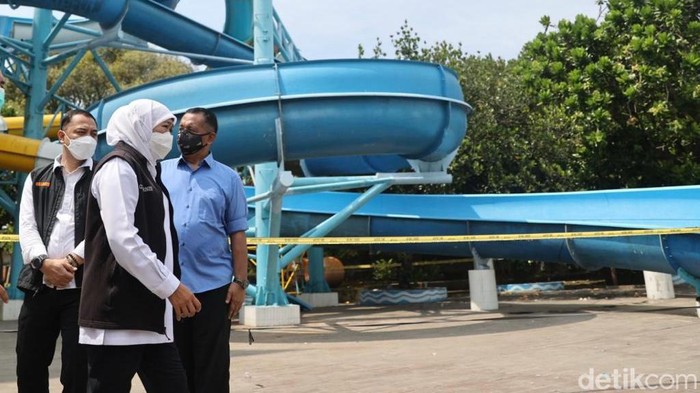 Gubernur Jatim Khofifah Indar Parawansa tinjau lokasi perosotan Kenpark ambrol