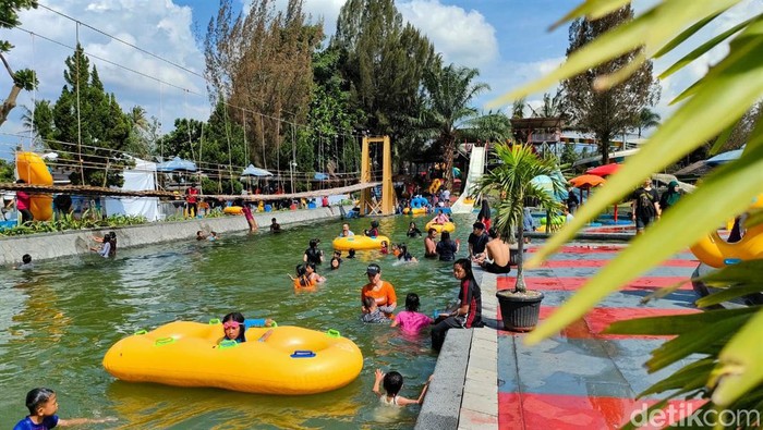 Sejumlah objek wisata di Garut ramai pengunjung di hari terakhir libur lebaran. Salah satunya adalah objek wisata Taman Air Sabda Alam, Cipanas, Tarogong Kaler.