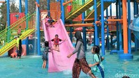 Meskipun tidak seperti hari-hari sebelumnya kemarin, wisatawan terpantau masih memadati kawasan ini.