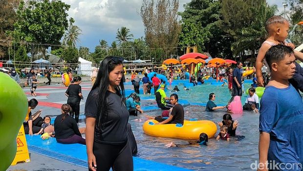 Sejumlah objek wisata di Garut ramai pengunjung di hari terakhir libur lebaran. Salah satunya adalah objek wisata Taman Air Sabda Alam, Cipanas, Tarogong Kaler.