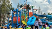 Sejumlah wisatawan mengunjungi Taman Air Sabda Alam, Cipanas, Tarogong Kaler, Garut, Minggu (8/5/2022).