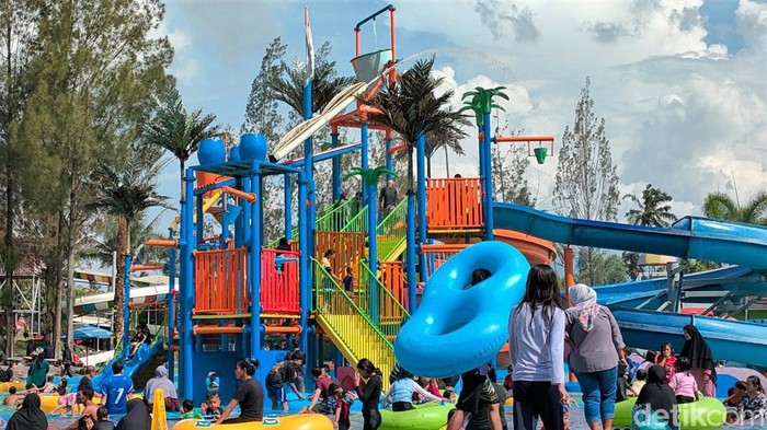 Sejumlah objek wisata di Garut ramai pengunjung di hari terakhir libur lebaran. Salah satunya adalah objek wisata Taman Air Sabda Alam, Cipanas, Tarogong Kaler.