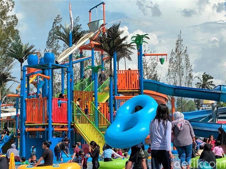 Hari Terakhir Libur Lebaran, Kolam Renang di Garut Diserbu Wisatawan