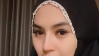 Iqlima Kim membagikan foto bermukena. Ia juga mengunggah lagi foto tersebut di Instagram Stories. Foto: Instagram Iqlima Kim