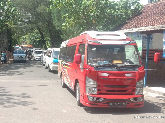 Jalur Watu Ulo-Papuma Dibuat Satu Arah Pengunjung Membeludak