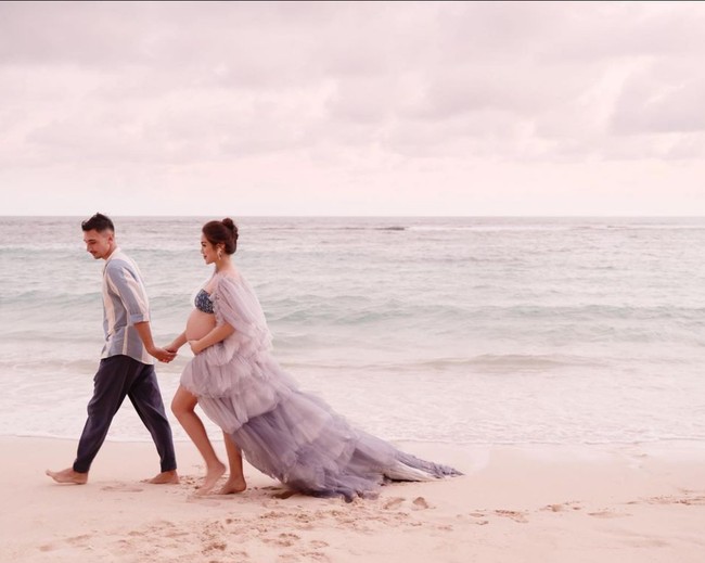 Gaya seksi sekaligus glamor juga ditampilkan saat pemotretan bersama Vincent Verhaag dan putra pertamanya El Barack di pantai Bali. Ia mengenakan croptop dipadu outer berdetail ruffle. Foto: Instagram/@inijedar