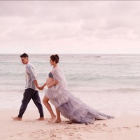 Gaya seksi sekaligus glamor juga ditampilkan saat pemotretan bersama Vincent Verhaag dan putra pertamanya El Barack di pantai Bali. Ia mengenakan croptop dipadu outer berdetail ruffle. Foto: Instagram/@inijedar