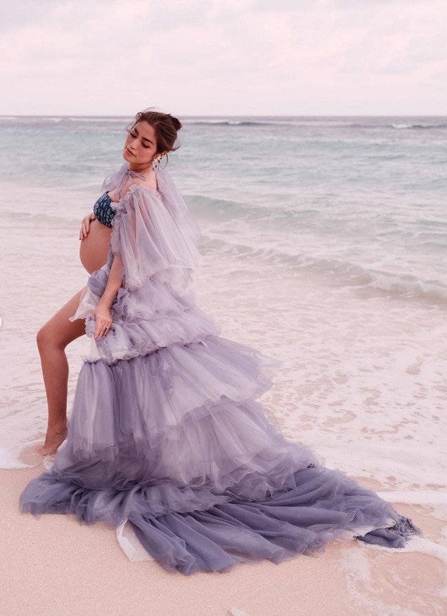 Kesan mewah terlihat dari outer bervolume dengan train panjang nan dramatis. Foto: Instagram/@inijedar