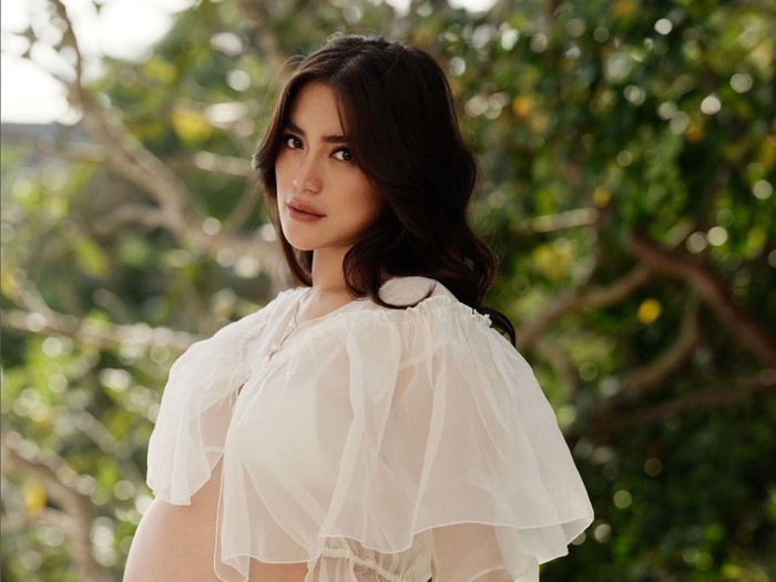 Gaya seksi Jessica Iskandar saat hamil.