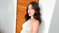 HELLP Syndrome adalah gangguan pada sel darah merah dan fungsi hati serta rendahnya trombosit pada ibu hamil. Oleh karena itu, Jessica Iskandar memilih untuk mendapatkan perawatan di Jakarta. Foto: Instagram/@inijedar
