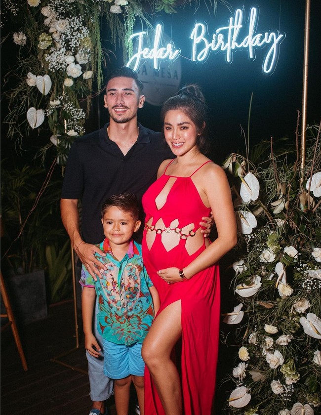 Salah satunya saat perayaan ulang tahunnya pada 30 Januari 2022 lalu, wanita yang biasa disapa Jedar ini mengenakan gaun merah dengan aksen cut out, memperlihatkan perutnya yang makin besar. Foto: Instagram/@inijedar