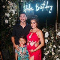 Salah satunya saat perayaan ulang tahunnya pada 30 Januari 2022 lalu, wanita yang biasa disapa Jedar ini mengenakan gaun merah dengan aksen cut out, memperlihatkan perutnya yang makin besar. Foto: Instagram/@inijedar