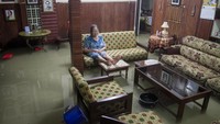 Warga duduk dikursi saat rumahnya tergenang air akibat banjir di Kampung Timuran, Solo, Jawa Tengah, Minggu (8/5/2022).