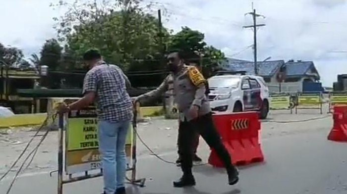 Kapolda Sumut Irjen RZ Panca Putra Simanjuntak saat mengatur lalin di Langkat