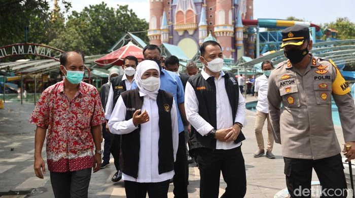 Kapolres Pelabuhan Tanjung Perak saat mendampingi Gubernur Khofifah dan Wali Kota Eri Cahyadi