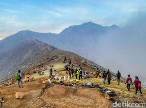 Wisatawan Hilang Terpisah dari Rombongan di Kawah Ijen