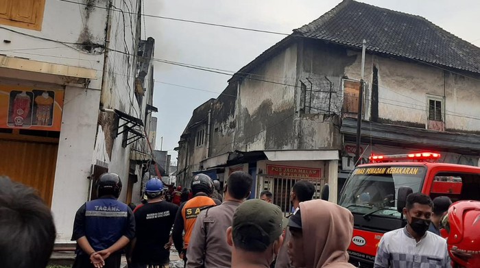 Kebakaran melanda toko di Ketandan Jl RE Martadinata, kompleks Pasar Gede Solo, Minggu (8/5/2022) sore.