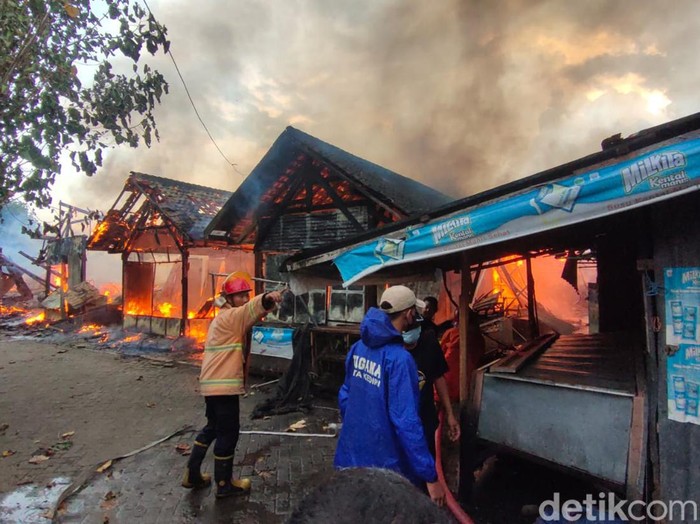 Kebakaran Pasar Ngadiluwih, Kediri Minggu cepat membesar karena banyaknya barang.