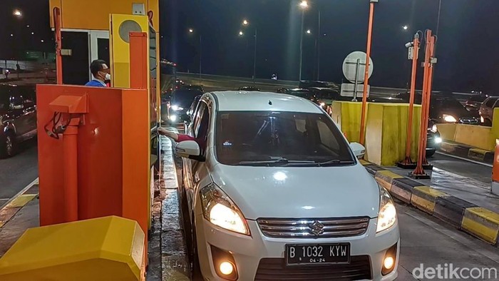 Kendaraan keluar dari Tol Cileunyi