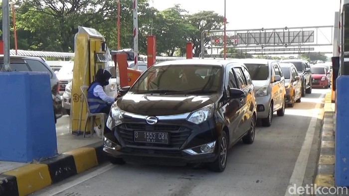 Kepadatan di Gerbang Tol Cikatama.