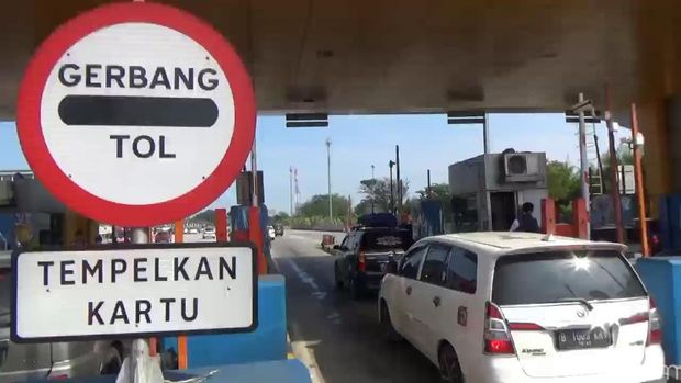 Kepadatan di Gerbang Tol Cikatama.