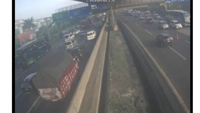 Kepadatan di Km 38 Tol Japek (CCTV Travoy)