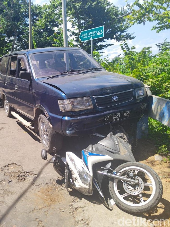 Kijang menabrak 6 motor di Jalur Papuma, Jember. Satu orang korban tewas di lokasi kejadian.