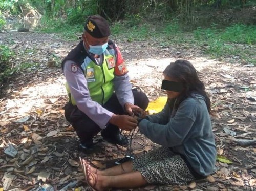 Korban DA (kondisi tangan terikat) saat ditemukan dan hendak dievakuasi polisi di kawasan Beji Puseh, Desa Nyitdah, Kecamatan Kediri, Kabupaten Tabanan pada Senin (2/5/2022) sore lalu.