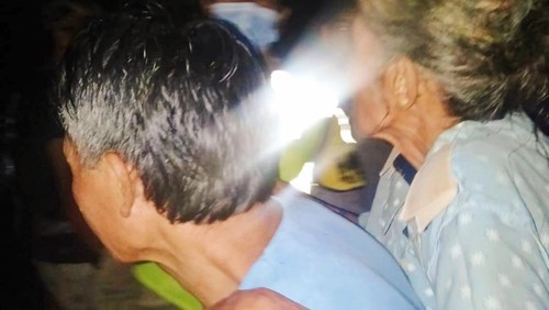 Korban (dibopong) sesaat setelah ditemukan di kebun dalam kondisi lemas akibat hilang sejak dua hari