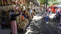 Menurut pedagang, penjualan oleh-oleh mengalami peningkatan hingga 100 persen daripada hari biasanya pada libur panjang Lebaran.