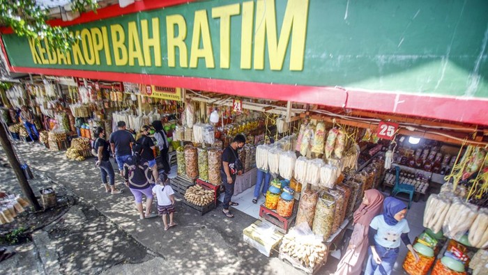 Laris Manis Penjualan Oleh-oleh di Puncak Saat Libur Lebaran Libur lebaran 2022 membawa berkah bagi pedagang oleh-oleh di kawasan Puncak, Bogor. Penjualan mereka meningkat hingga 100 persen di momen libur lebaran.