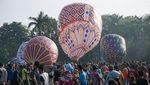 Libur Lebaran, Balon Udara Warna-warni Hiasi Lapangan di Pekalongan