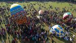 Libur Lebaran, Balon Udara Warna-warni Hiasi Lapangan di Pekalongan