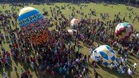 Warga berdatangan ke Lapangan Mataram, Kota Pekalongan, untuk ikut serta menerbangkan balon udara yang ditambatkan di tanah.