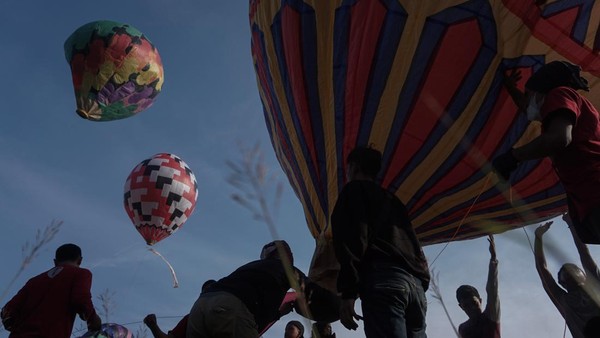 Komunitas Sedulur Balon Pekalongan mengadakan silaturahmi antar warga pegiat balon dengan menerbangkan balon ke udara yang ditambatkan di tanah dengan peserta berjumlah 32 balon. 