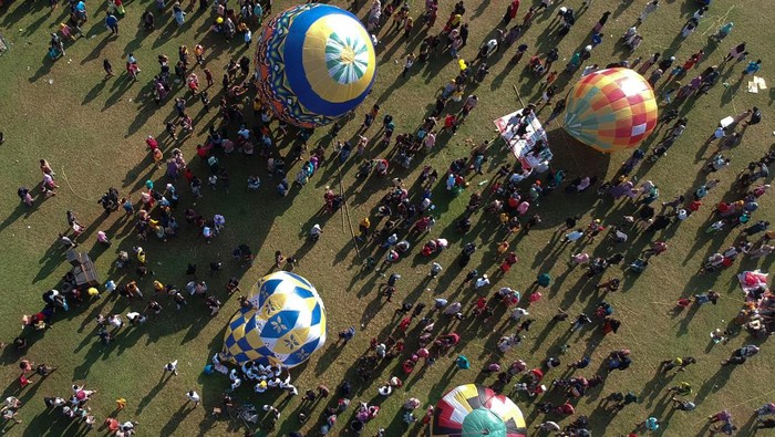 Balon udara berbagai warna hiasi Lapangan Mataram, Kota Pekalongan. Balon-balon itu akan diterbangkan dalam rangka memperingati tradisi Syawalan usai lebaran.