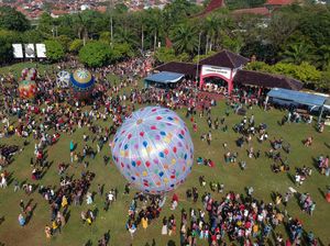 Libur Lebaran, Balon Udara Warna-warni Hiasi Lapangan di Pekalongan
