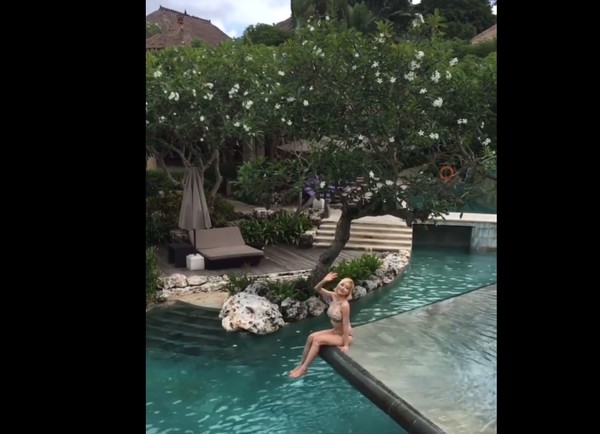 DJ Soda juga pernah ke Bali. Dengan mengenakan bikini, dia terlihat asyik bersantai di pinggir kolam renang sebuah resort mewah di Bali. (Instagram/@deejaysoda)