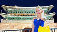 Selain di luar negeri, DJ Soda juga gemar berjalan-jalan di dalam negeri saja. Ini posenya di depan istana Gyeongbokgung. (Instagram/@deejaysoda)
